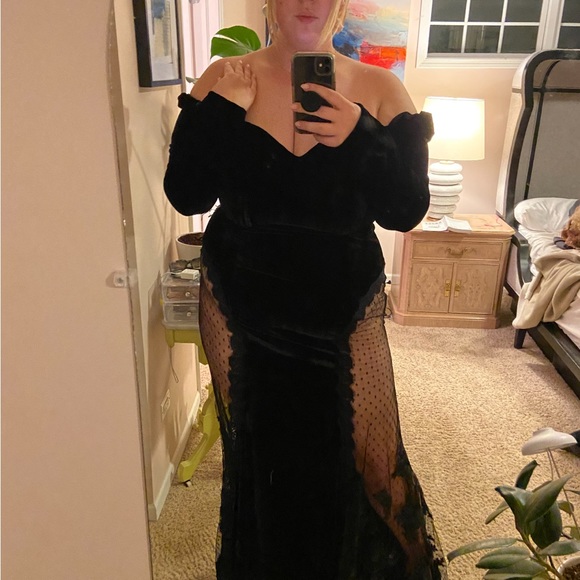 Lace cutout gown - Picture 6 of 7